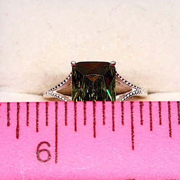 Green Cubic Zirconia solitaire ring in 925 Sterling Silver size 7 5.25 cts - Picture 2 of 6